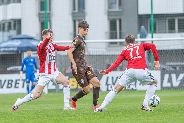 阿尔巴尼亚的劳拉·伍兹（Laura Woods）震惊了粉红色的衣服，她在最后16次前进冠军联赛时.